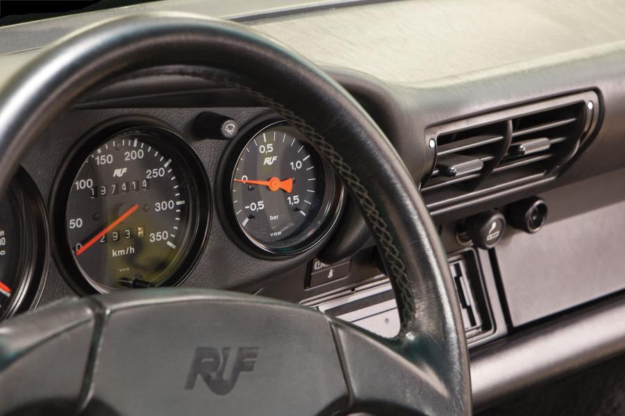 Панель приборов Porsche 911 CTR Yellowbird by Ruf (911) 1987 года  (фото 30 из 48)
